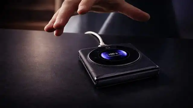 هاتف Tecno Phantom V Flip القابل للطي يظهر بتصميم أنيق مع شاشة خارجية دائرية وتجربة طي اقتصادية