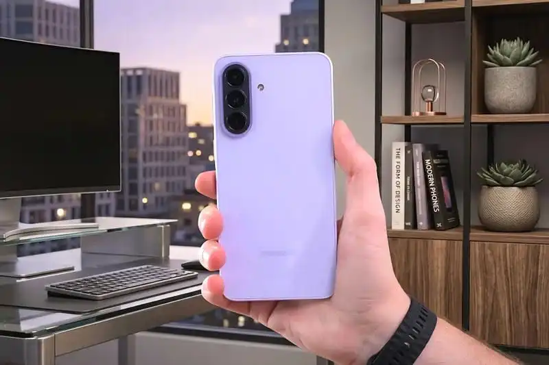 تصميم Samsung Galaxy A37 في اليد مقارنة A37 و A36