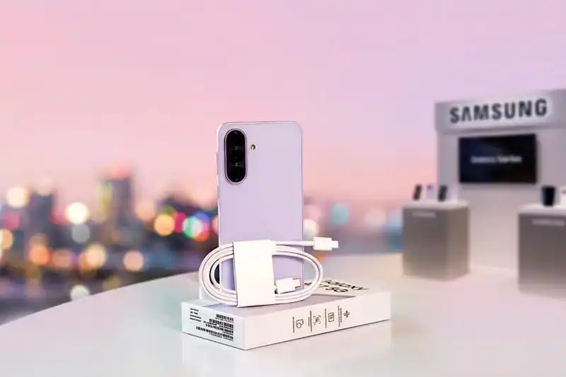 Samsung Galaxy A37 تصميم الهاتف مع العلبة والشاحن