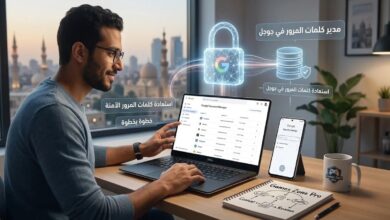ازاي أجيب كلمات المرور المحفوظة في جوجل؟ (دليلك الشامل لعام 2026) 8 شاب يستخدم مدير كلمات المرور في جوجل لاستعادة الحسابات والبيانات المحفوظة بأمان