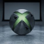شعار Xbox ذو الإضاءة الخافتة يتلاشى تدريجياً في بيئة مظلمة تعبيراً عن قرار مايكروسوفت ببيع أو إغلاق استوديوهات الألعاب الكبرى