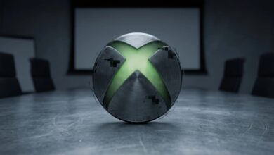 شعار Xbox ذو الإضاءة الخافتة يتلاشى تدريجياً في بيئة مظلمة تعبيراً عن قرار مايكروسوفت ببيع أو إغلاق استوديوهات الألعاب الكبرى