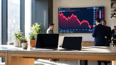 انخفاض سهم آبل بنسبة 5% على شاشة تداول وخلفها أجهزة ماك بوك وآيباد بعد زيادة الأسعار بسبب أزمة الذاكرة العالمية.