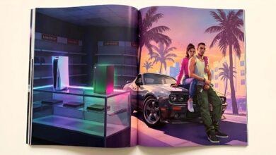 منصات PlayStation 5 و Xbox Series X بجانب شخصيات لعبة GTA 6 جيسون ولوسيا في مشهد سينمائي يعبر عن أزمة نقص الأجهزة.