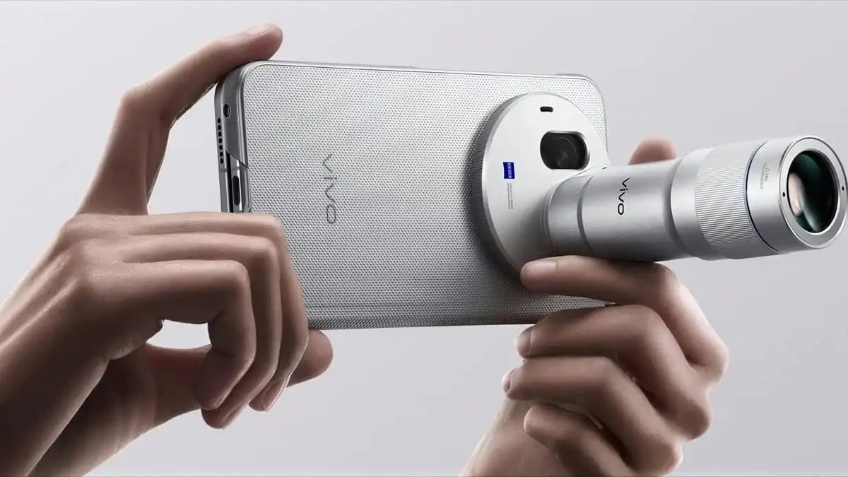 هاتف Vivo X Fold 6 مستعرضاً تركيب ميزة مضخم التقريب الخارجي Telephoto Extender Gen 2 على الكاميرا بالتعاون مع Zeiss، وفي الأسفل يظهر التصميم الدائري للكاميرات الخلفية.