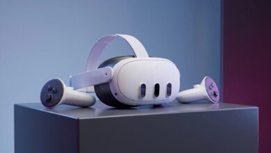 نظارة Meta Quest 3 والتحكم الخاص بها موضوعة على منصة ستوديو لتعبر عن مراجعة ومواصفات ألعاب معرض VR Games Showcase الصيفي لعام 2026.