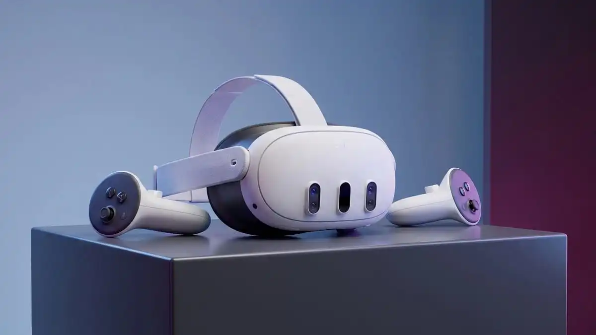 نظارة Meta Quest 3 والتحكم الخاص بها موضوعة على منصة ستوديو لتعبر عن مراجعة ومواصفات ألعاب معرض VR Games Showcase الصيفي لعام 2026.