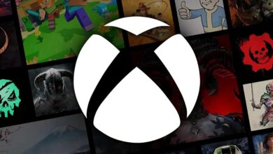 شعار شركة إكس بوكس الرسمي مدمجاً مع بوسترات وعناوين خدمة Xbox Game Pass ليعبر عن تقرير أزمة تجميد عقود النشر واستوديوهات الطرف الثالث لعام 2026.