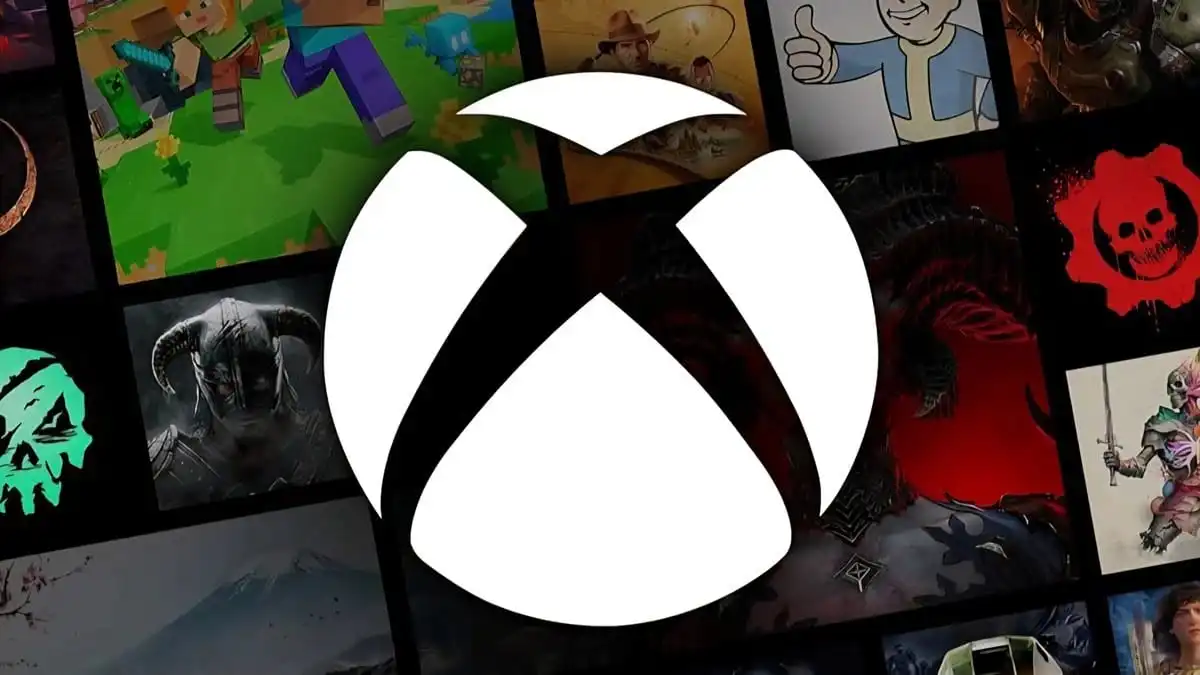 شعار شركة إكس بوكس الرسمي مدمجاً مع بوسترات وعناوين خدمة Xbox Game Pass ليعبر عن تقرير أزمة تجميد عقود النشر واستوديوهات الطرف الثالث لعام 2026.