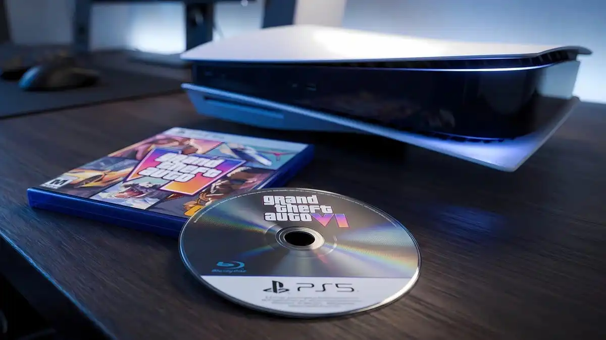 قرص GTA 6 الفيزيائي بجوار جهاز PlayStation 5 في صورة توضح نهاية إنتاج أقراص الألعاب الجديدة بحلول 2028.