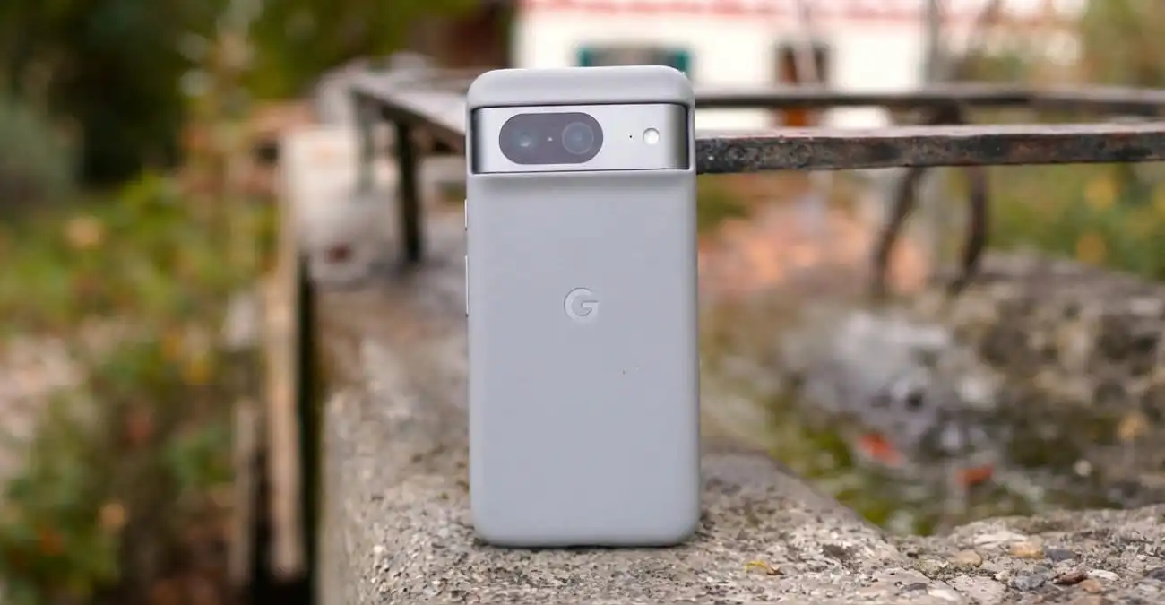 هاتف Google Pixel في صورة تعبر عن تقنية WAVE-P الجديدة لتحسين تصوير الفيديو