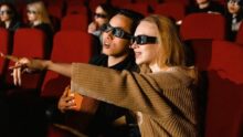 مشاهدون داخل دار سينما في الصين أثناء عرض فيلم ضمن خطة لتطوير دور السينما وإضافة خدمات تعتمد على الذكاء الاصطناعي