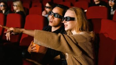 مشاهدون داخل دار سينما في الصين أثناء عرض فيلم ضمن خطة لتطوير دور السينما وإضافة خدمات تعتمد على الذكاء الاصطناعي