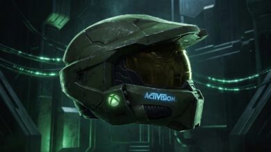 خوذة Master Chief مع شعارات Xbox وActivision في خلفية داكنة بطابع خيال علمي.