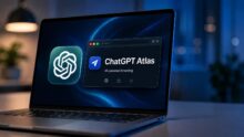 حاسوب محمول يعرض واجهة ChatGPT Atlas مع شعار OpenAI في صورة توضح تقريرًا عن إيقاف المتصفح والتركيز على تطبيق ChatGPT الموحد