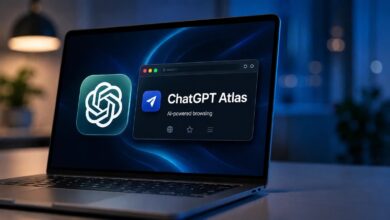 حاسوب محمول يعرض واجهة ChatGPT Atlas مع شعار OpenAI في صورة توضح تقريرًا عن إيقاف المتصفح والتركيز على تطبيق ChatGPT الموحد