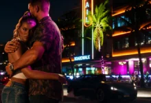 مشهد من لعبة GTA 6 على PS5 يظهر بطلي اللعبة وهما يقفان في أحد شوارع فايس سيتي ليلًا.