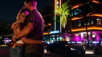 مشهد من لعبة GTA 6 على PS5 يظهر بطلي اللعبة وهما يقفان في أحد شوارع فايس سيتي ليلًا.