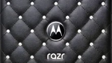 Motorola Razr 70 بظهر أسود بنمط ماسي وأحجار كريستال من Swarovski