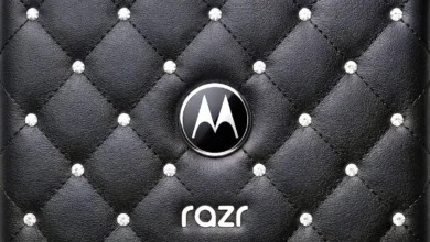Motorola Razr 70 بظهر أسود بنمط ماسي وأحجار كريستال من Swarovski