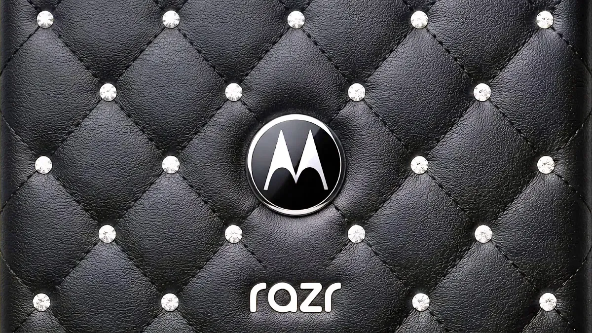 Motorola Razr 70 بظهر أسود بنمط ماسي وأحجار كريستال من Swarovski