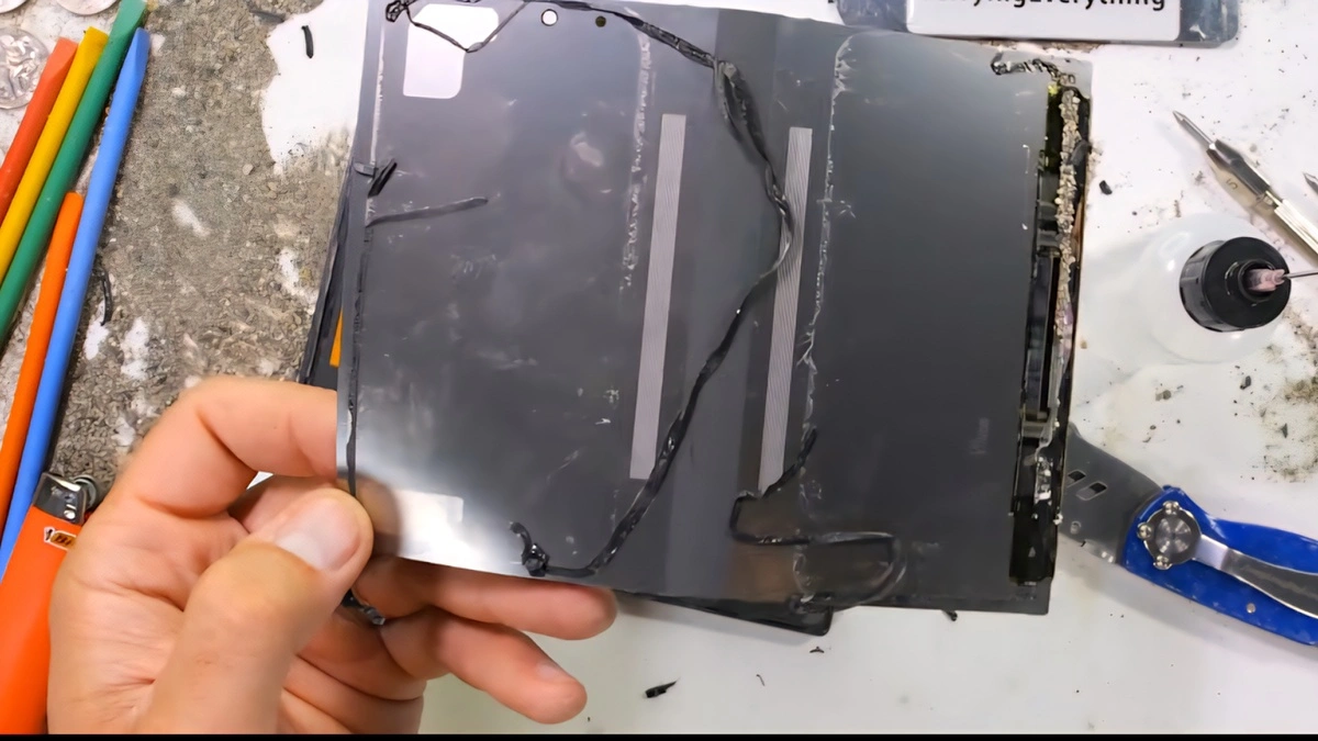 صورة واضحة لشاشه Galaxy Z Fold8 بعد التفكيك