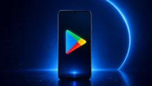 هاتف أندرويد يعرض شعار Google Play مع تحديثات Google System
