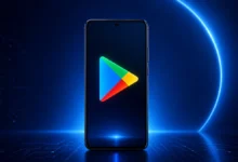 هاتف أندرويد يعرض شعار Google Play مع تحديثات Google System