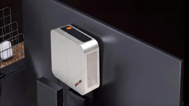 كمبيوتر Ninkear MBOX18 مثبت خلف شاشة مكتبية