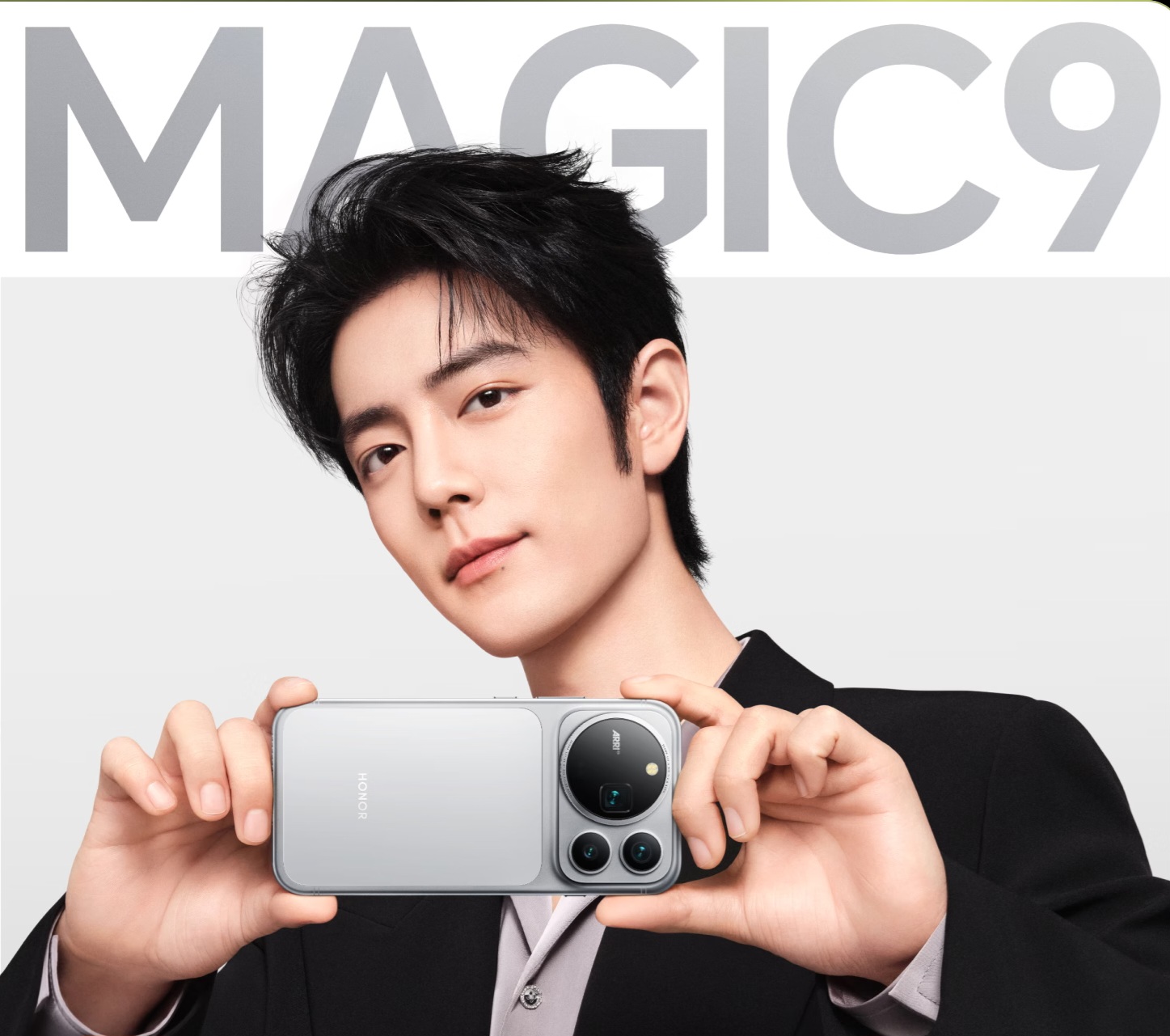 Honor Magic9 Pro Max باللون الفضي