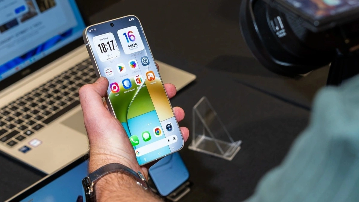 هاتف TECNO 0mm أثناء الاستخدام مع شاشة تبدو ممتدة حتى حافة الجهاز