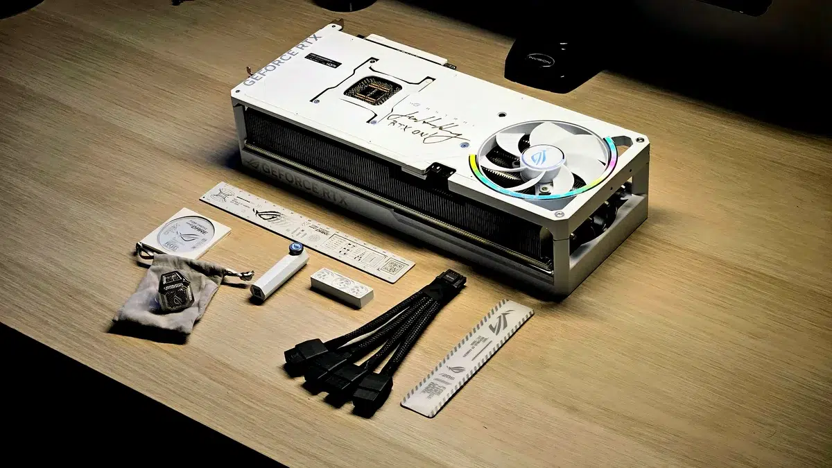 بطاقة ASUS ROG Astral RTX 5090 White OC الموقعة من جينسن هوانغ
