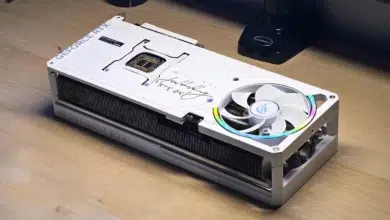 بطاقة ASUS ROG Astral RTX 5090 White OC البيضاء بتوقيع جينسن هوانغ