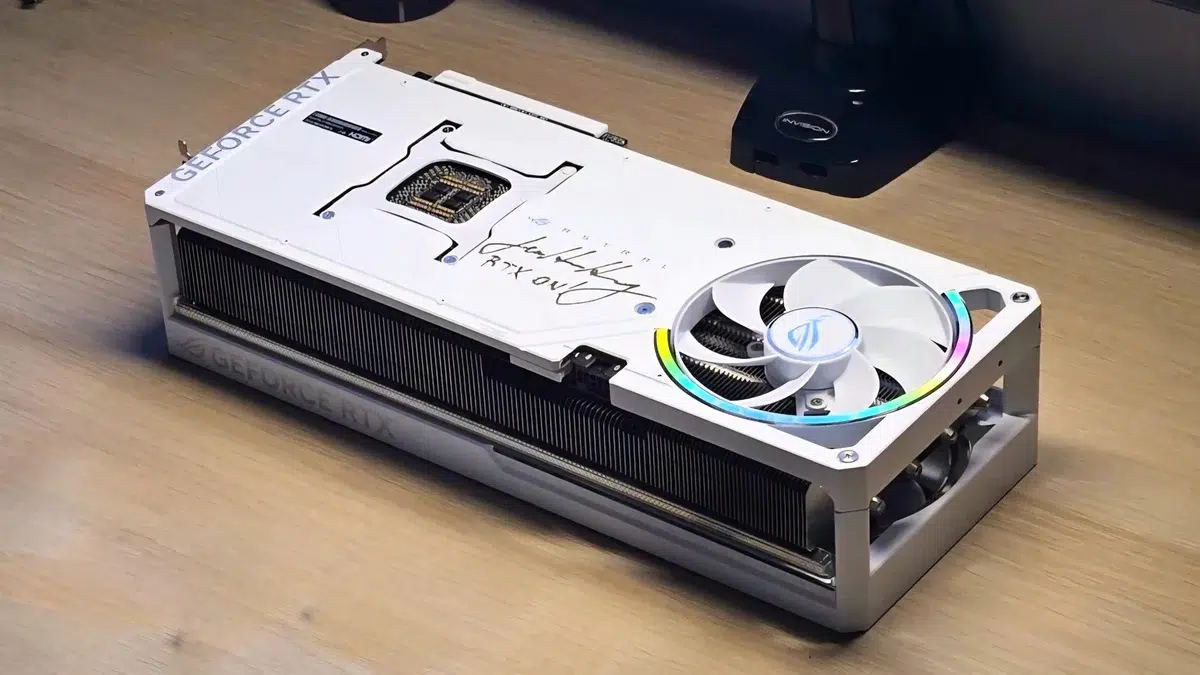بطاقة ASUS ROG Astral RTX 5090 White OC البيضاء بتوقيع جينسن هوانغ