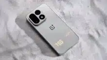 هاتف OnePlus 16 بلون Tomorrow Starlight وإضاءة خلفية