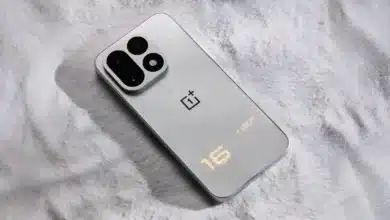 هاتف OnePlus 16 بلون Tomorrow Starlight وإضاءة خلفية