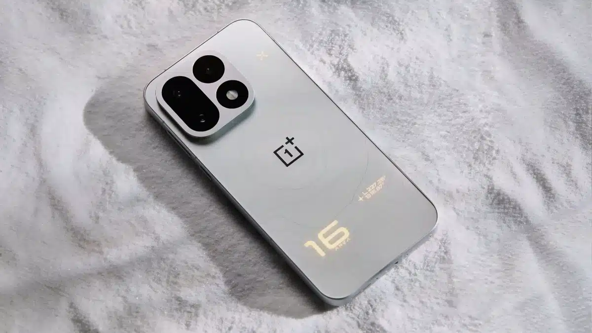 هاتف OnePlus 16 بلون Tomorrow Starlight وإضاءة خلفية