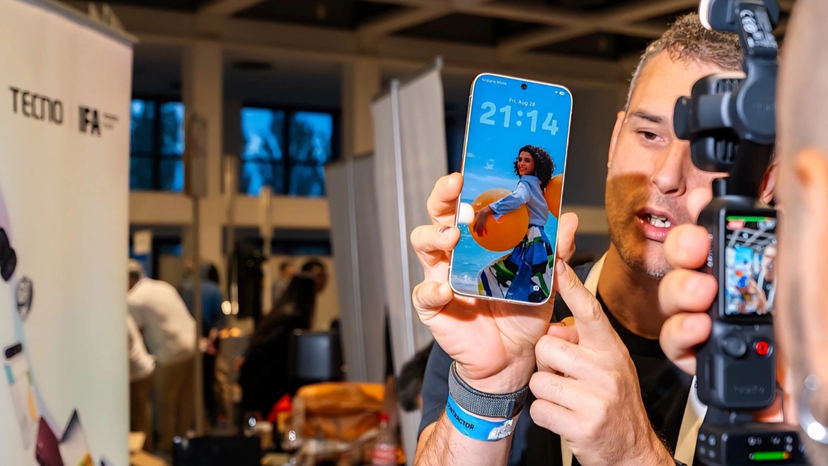 هاتف TECNO 0mm بإطار معدني جانبي يبدو أعرض رغم إخفائه بصريًا بالزجاج