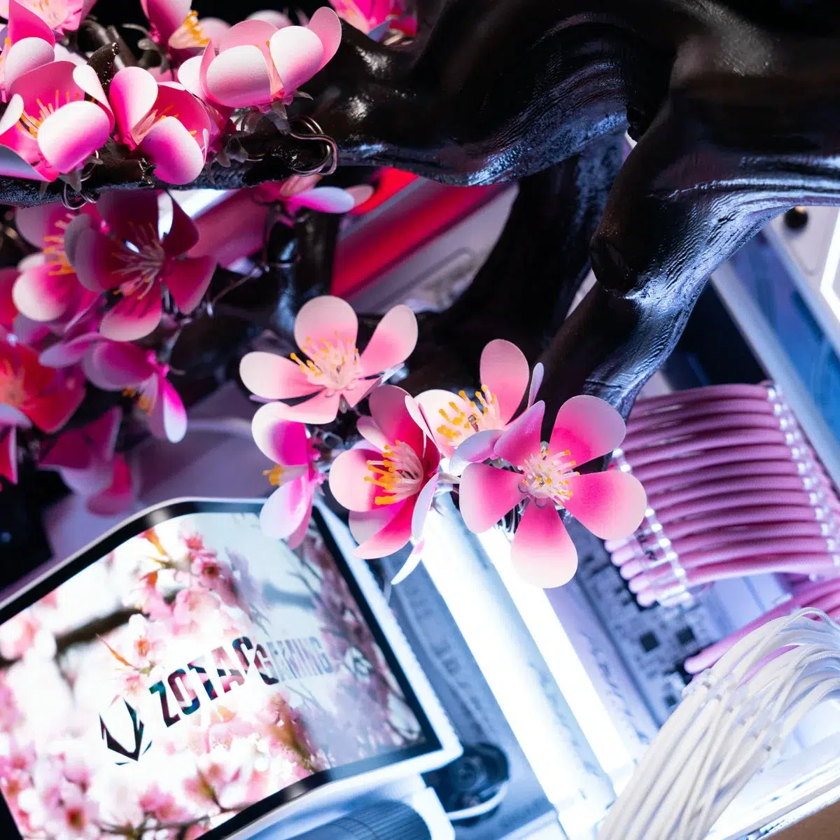 كمبيوتر Cherry Bloom من Aftershock بتصميم أزهار الكرز من عدة زوايا