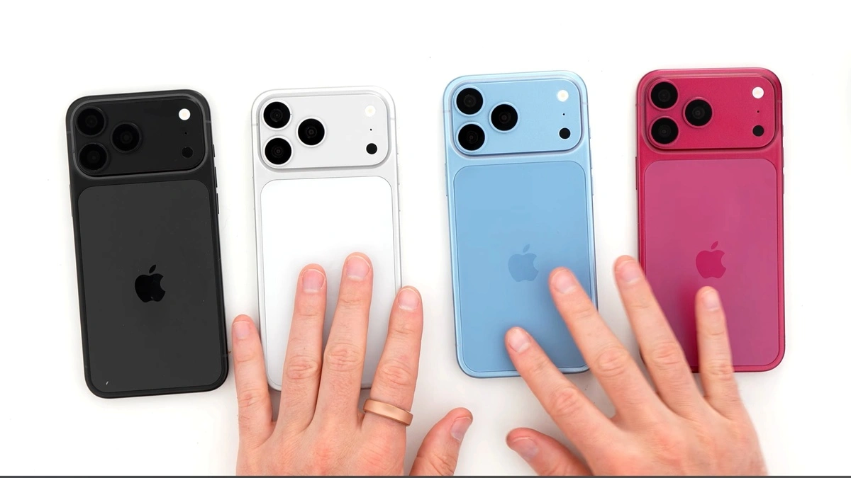 iPhone قابل للطي بجانب iPhone 18 Pro Max في مجسمات مسربة بتصميم مختلف