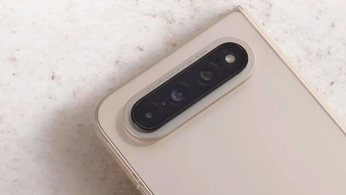 Xiaomi 18 Fold بكاميرا رئيسية 200 ميجابكسل وكاميرا تقريب بيريسكوبية 50 ميجابكسل