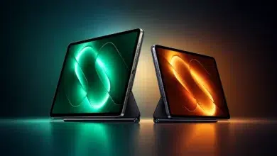 جهازا Xiaomi Pad 9 Pro بشاشتي عرض خضراء وبرتقالية داخل حوامل مغناطيسية