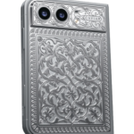 هاتف Caviar iPhone Duo بإصدار Qasr Al Noor، بهيكل من البلاتين بدرجة نقاء 950 وزخارف أرابيسك مستوحاة من قصور الشرق الأوسط.