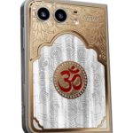 هاتف Caviar iPhone Duo بإصدار Omkara، بتصميم من الذهب عيار 18 قيراطًا ومينا حمراء تحمل رمز أوم، مرصعة بـ36 ماسة وزخارف بارزة لزهور اللوتس.