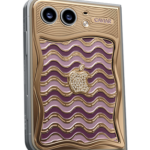 هاتف Caviar iPhone Duo بإصدار Dali، بتصميم من الذهب عيار 18 قيراطًا ومينا بنفسجية وشعار أبل مرصع بـ36 ماسة طبيعية.