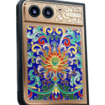 هاتف Caviar iPhone Duo بإصدار Jingtai Blue المزخرف بالمينا الصينية متعددة الألوان وإطار من الذهب عيار 18 قيراطًا.