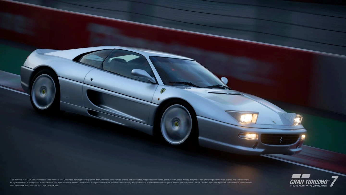 يد DualSense الخاصة بـ Gran Turismo 30th Anniversary أثناء قيادة Honda Civic Si Group A موديل 1987 في Gran Turismo 7.