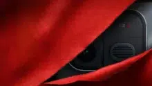 الجزء الخلفي من هاتف iQOO Neo12 مع وحدة كاميرات مربعة في الصورة التشويقية الرسمية