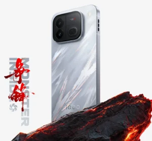 هاتف iQOO Neo12 باللون الجديد مع نقوش خلفية ديناميكية تتغير انعكاساتها حسب زاوية الضوء وتصميم مخصص للألعاب.