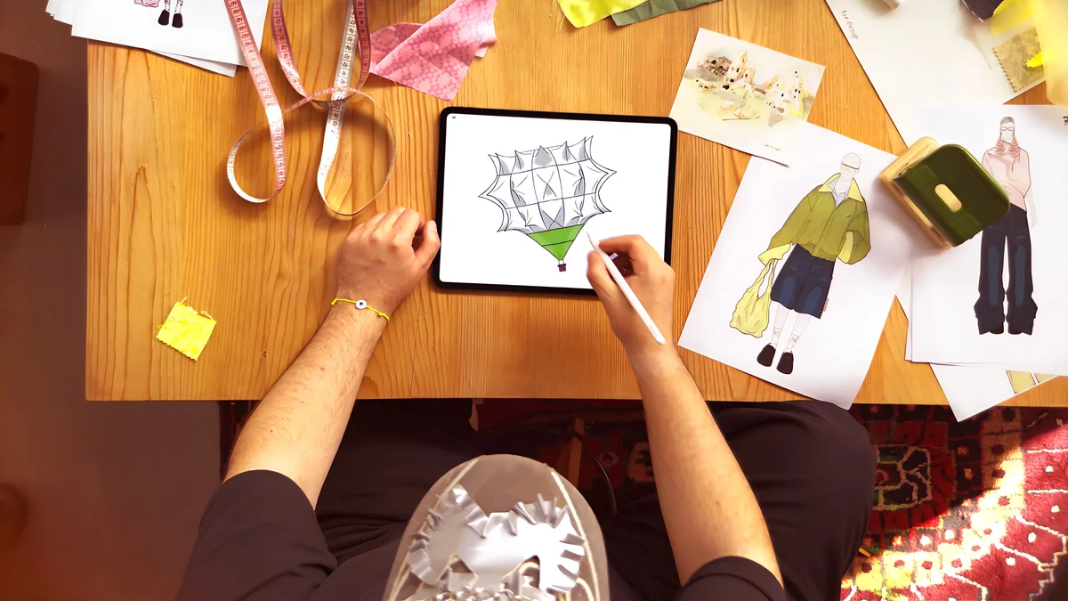 iPad Pro وقلم Apple Pencil Pro لتصميم بالونات عرض أزياء Les Benjamins باستخدام Procreate